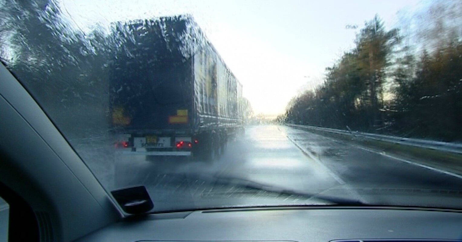 evitar el aquaplaning