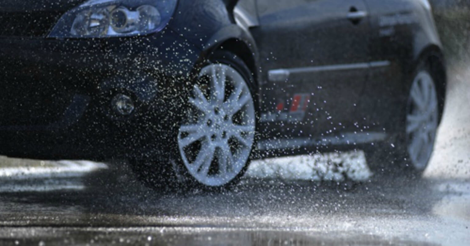 evitar el aquaplaning