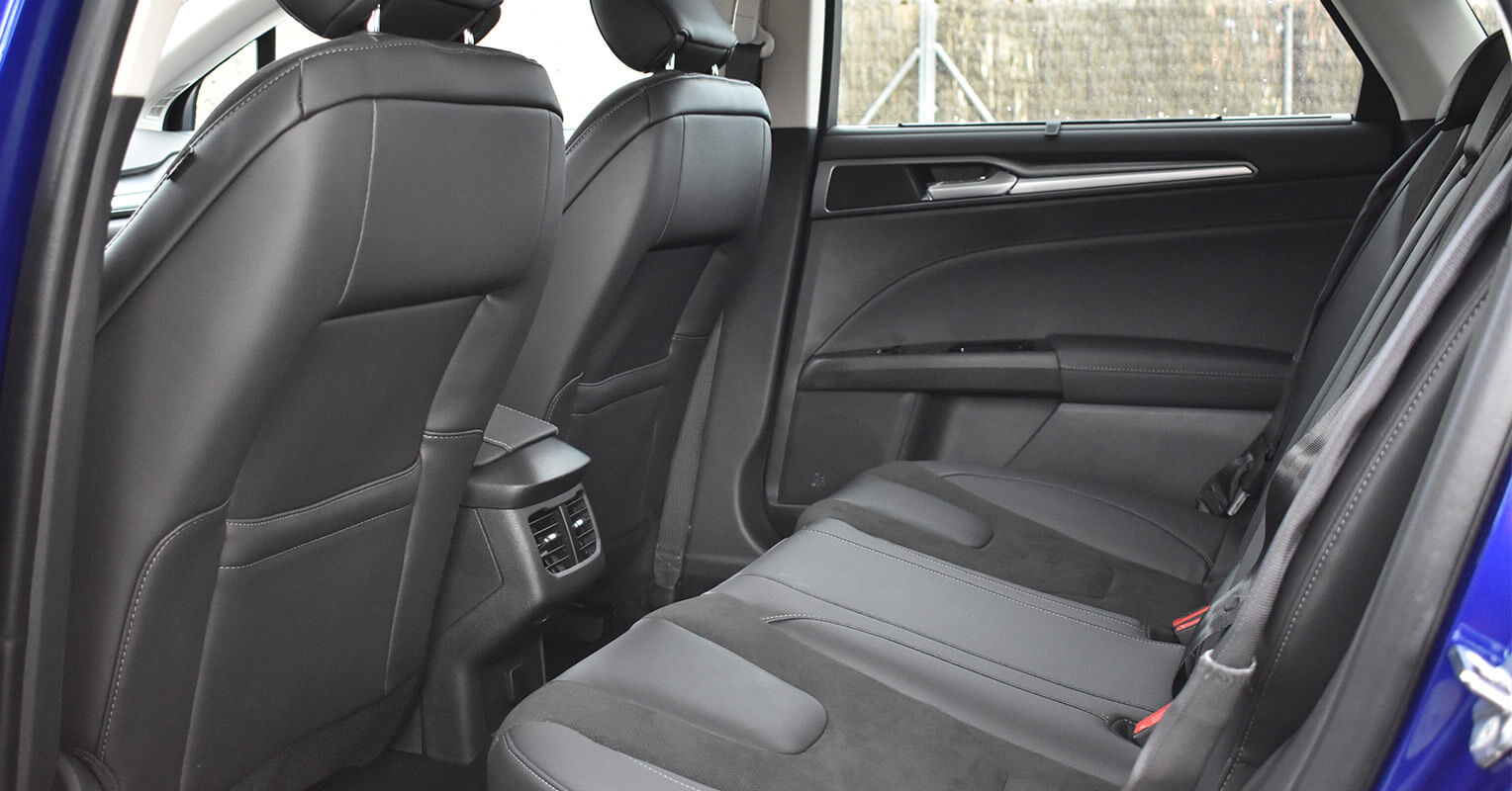 Asientos traseros del Ford Mondeo híbrido
