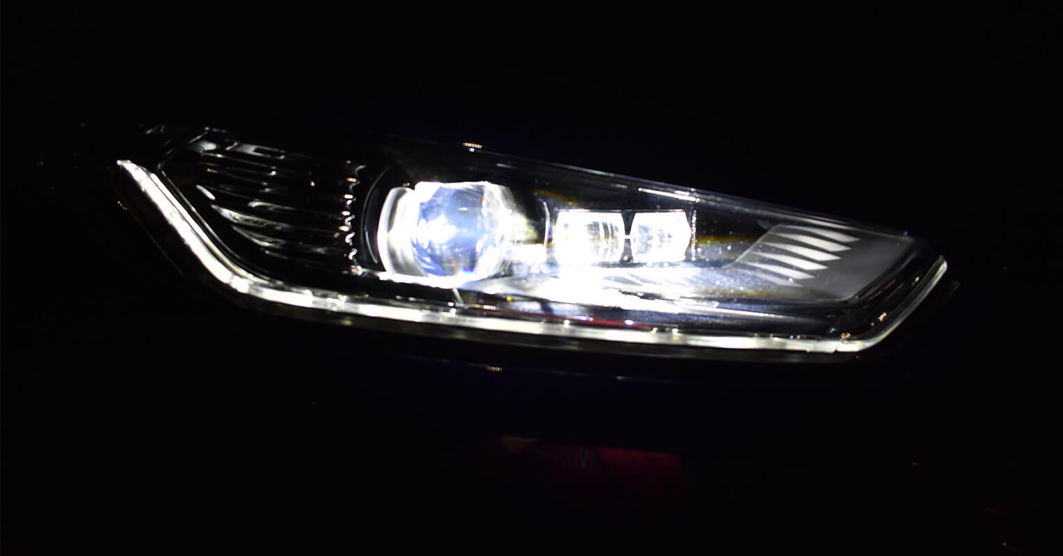 Faro delantero del Ford Mondeo híbrido